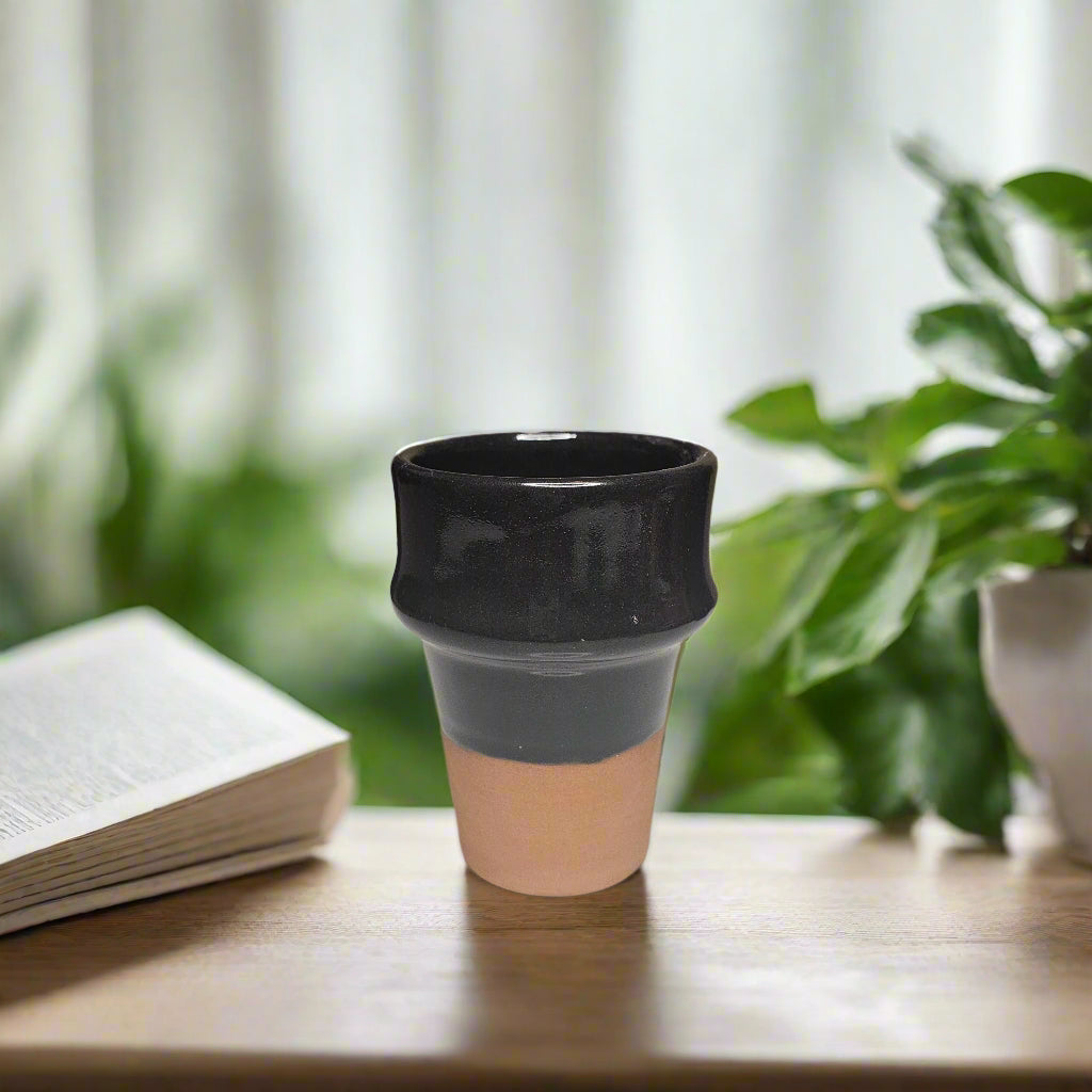 Tasse Amazigh Tamgroute— Coupe Café Bicolor en Céramique Artisanale