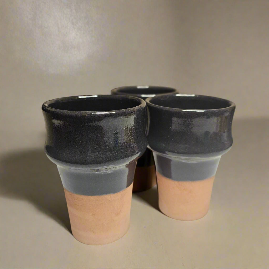 Tasse Amazigh Tamgroute— Coupe Café Bicolor en Céramique Artisanale