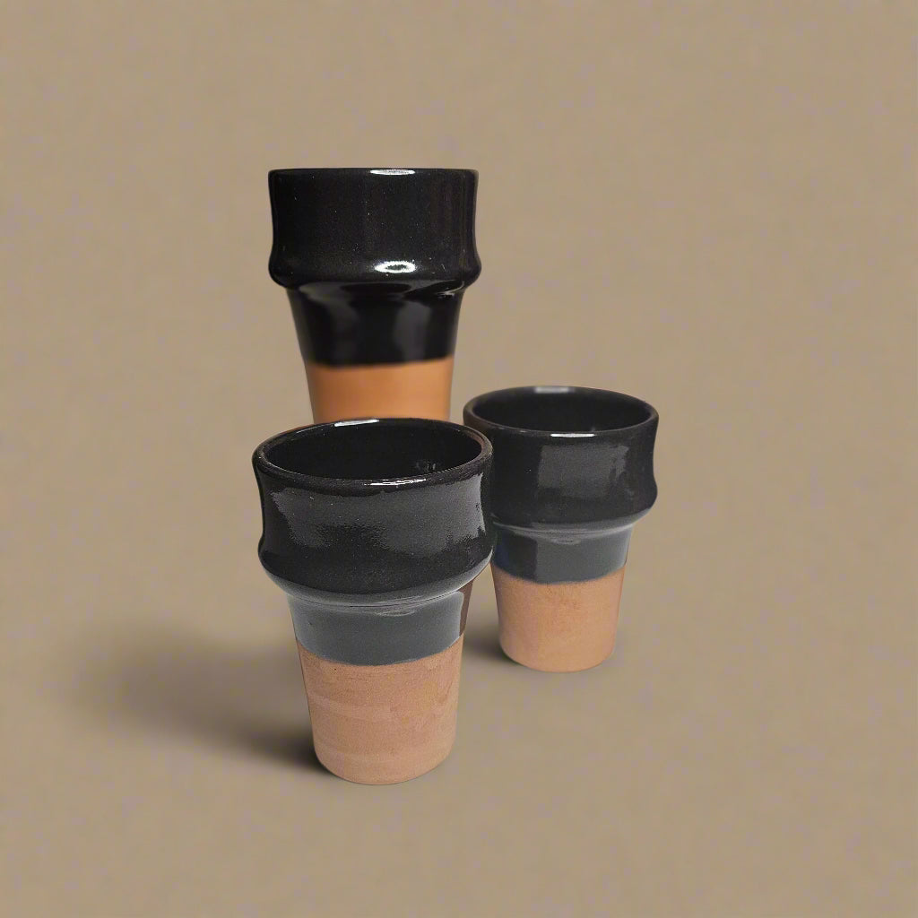 Tasse Amazigh Tamgroute— Coupe Café Bicolor en Céramique Artisanale