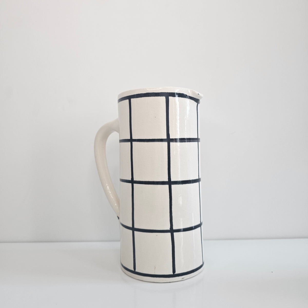 Carafe Grid Amazigh Ebène — Pichet en Céramique Artisanale Noir (850 ml)