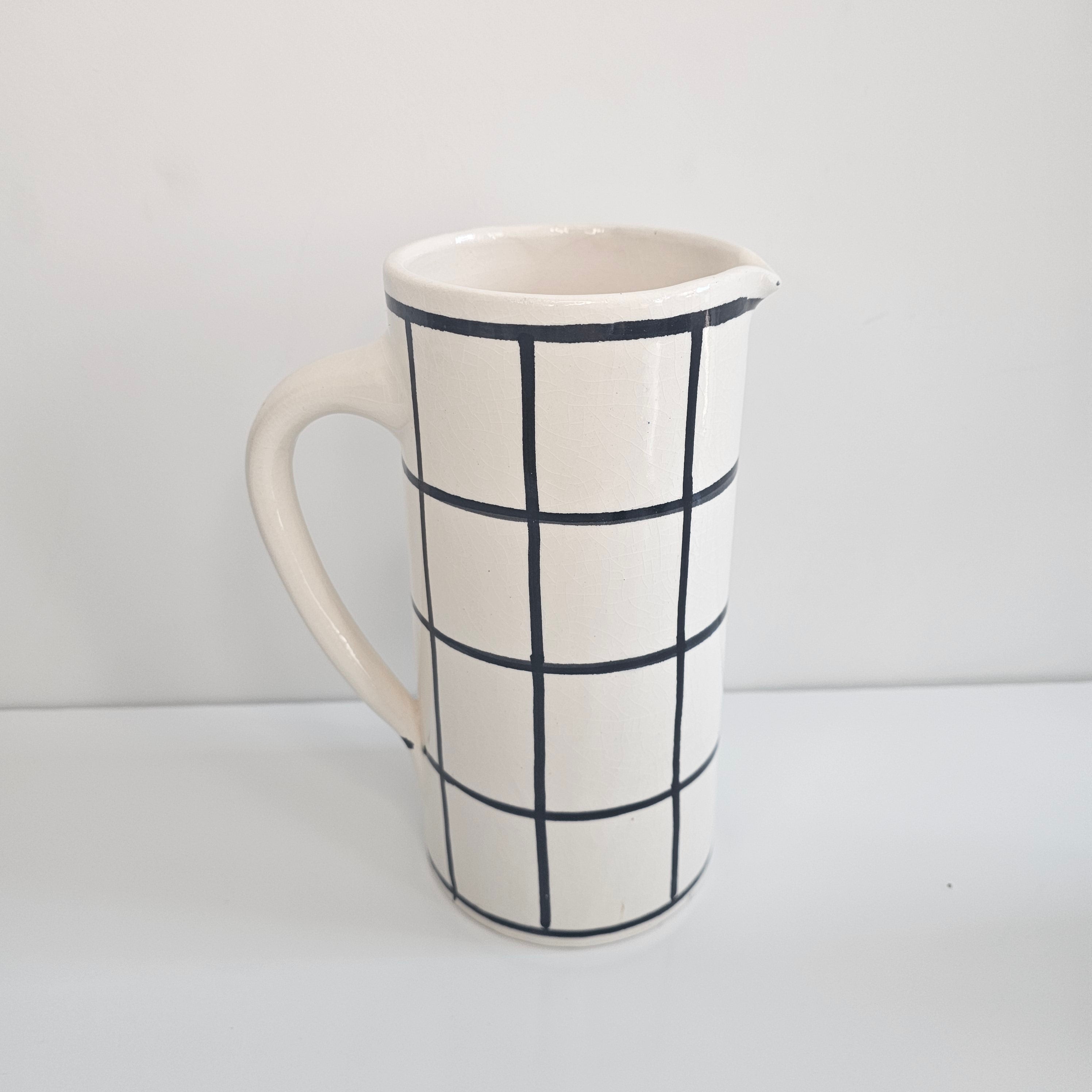 Carafe Grid Amazigh Ebène — Pichet en Céramique Artisanale Noir (850 ml)