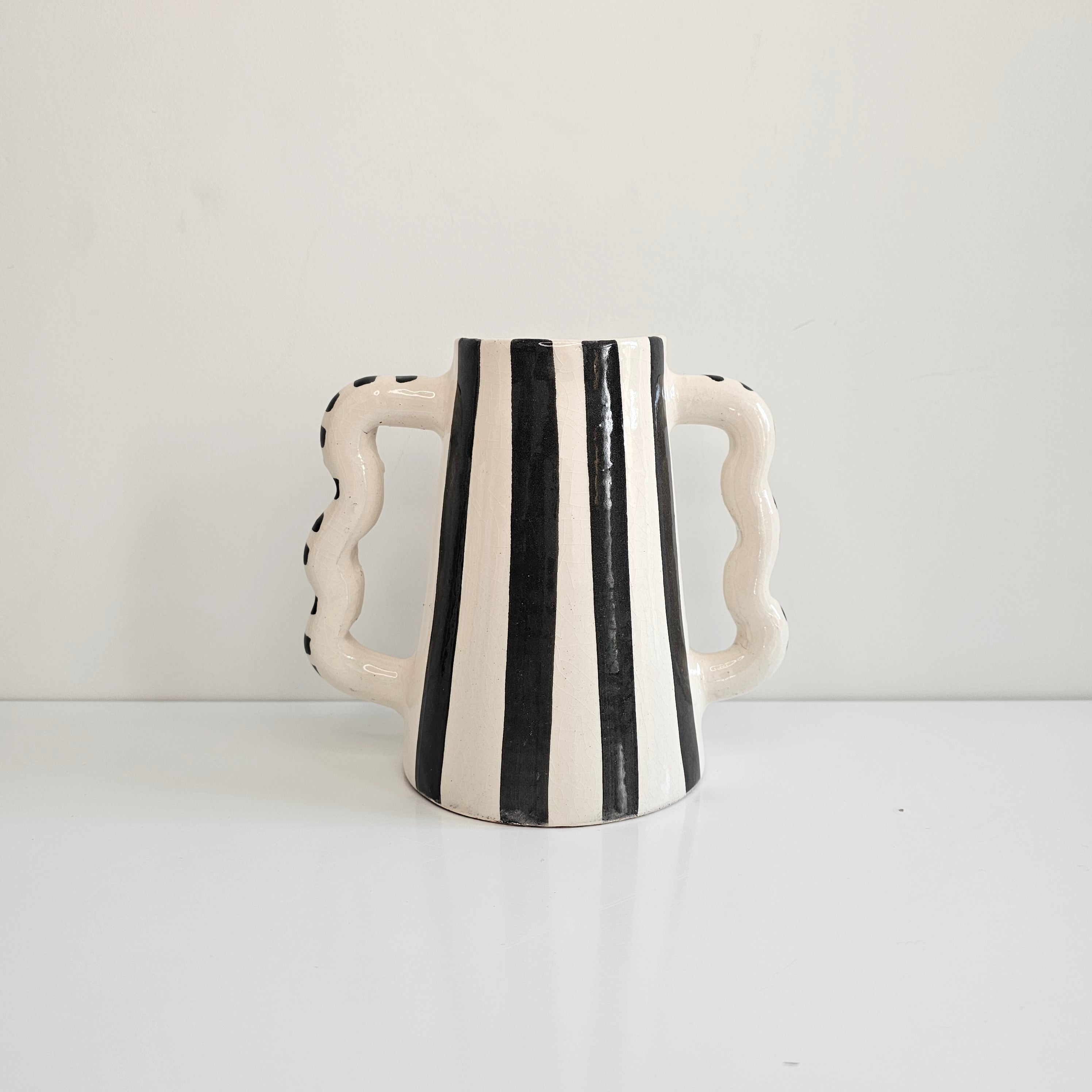 Carafe ZigZag Amazigh — Pichet en Céramique Artisanale Rayée (600 ml)