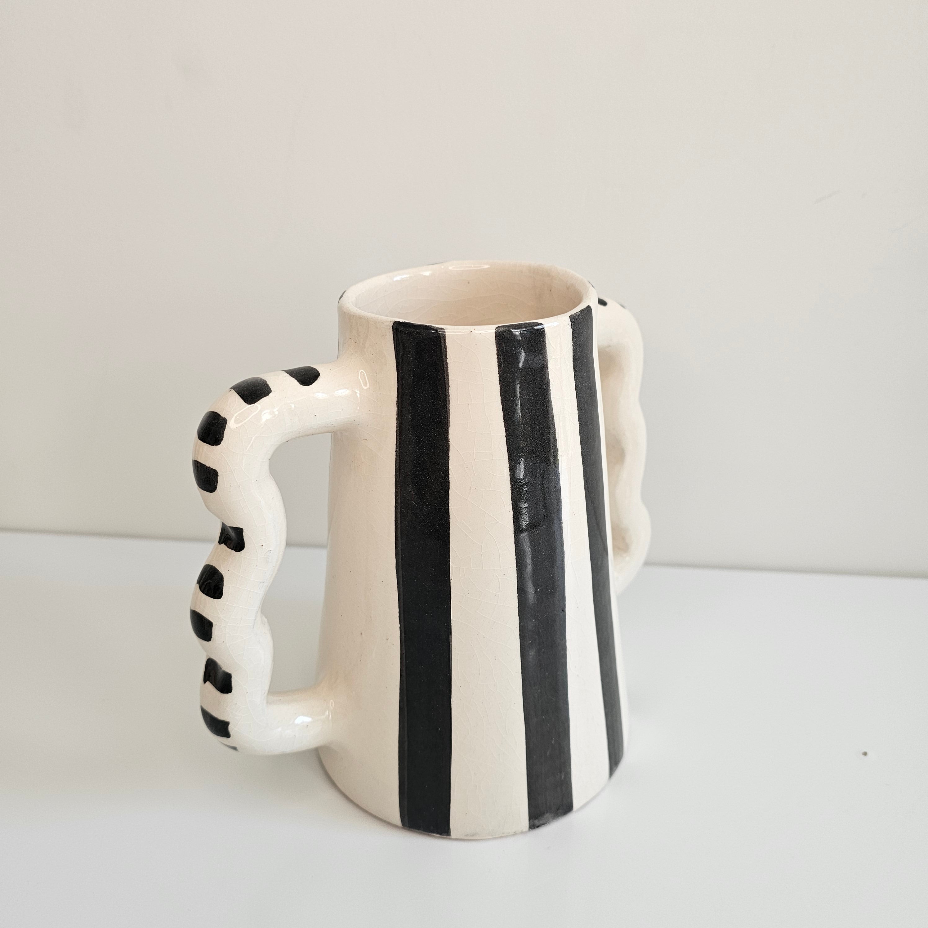 Carafe ZigZag Amazigh — Pichet en Céramique Artisanale Rayée (600 ml)