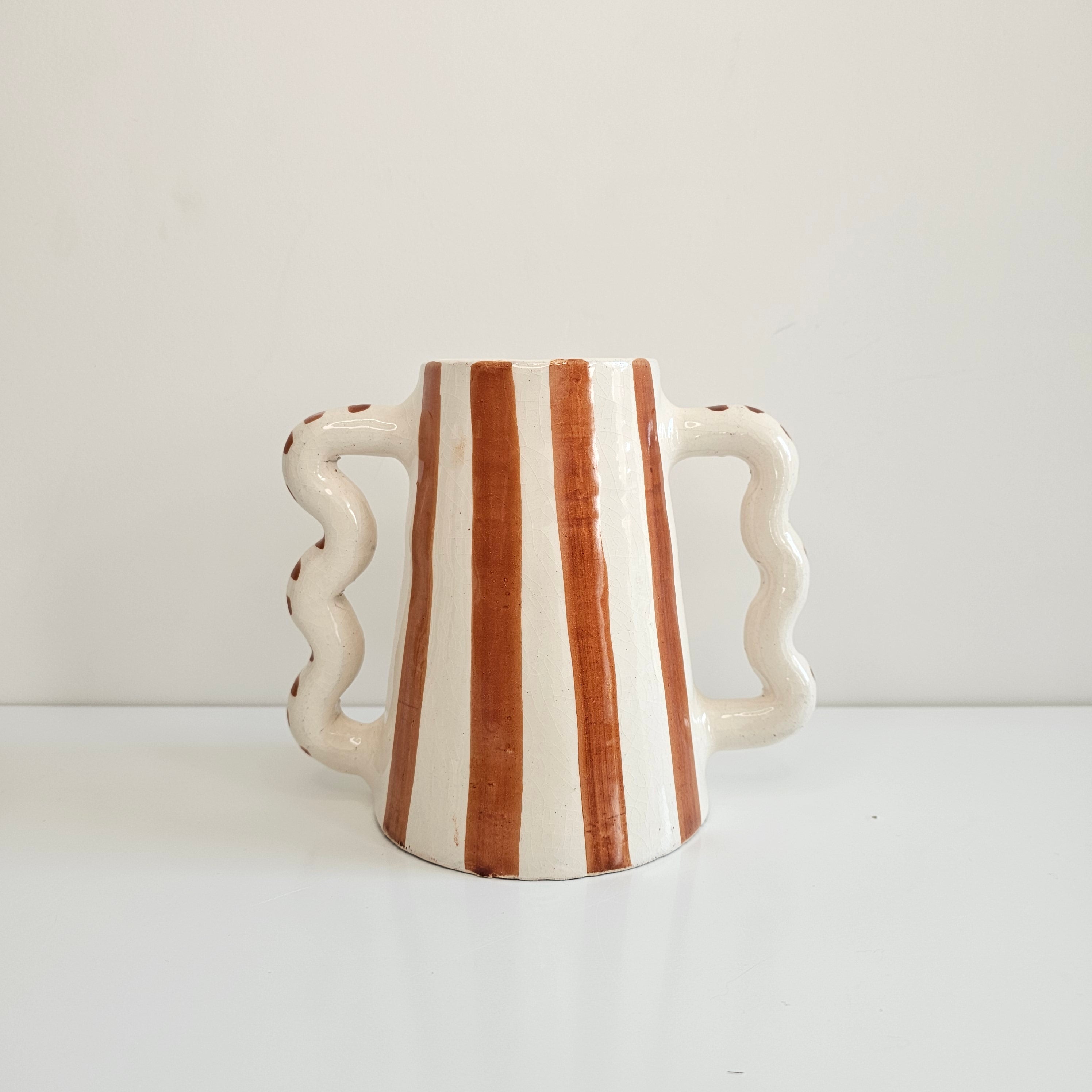 Carafe ZigZag Amazigh — Pichet en Céramique Artisanale Rayée (600 ml)