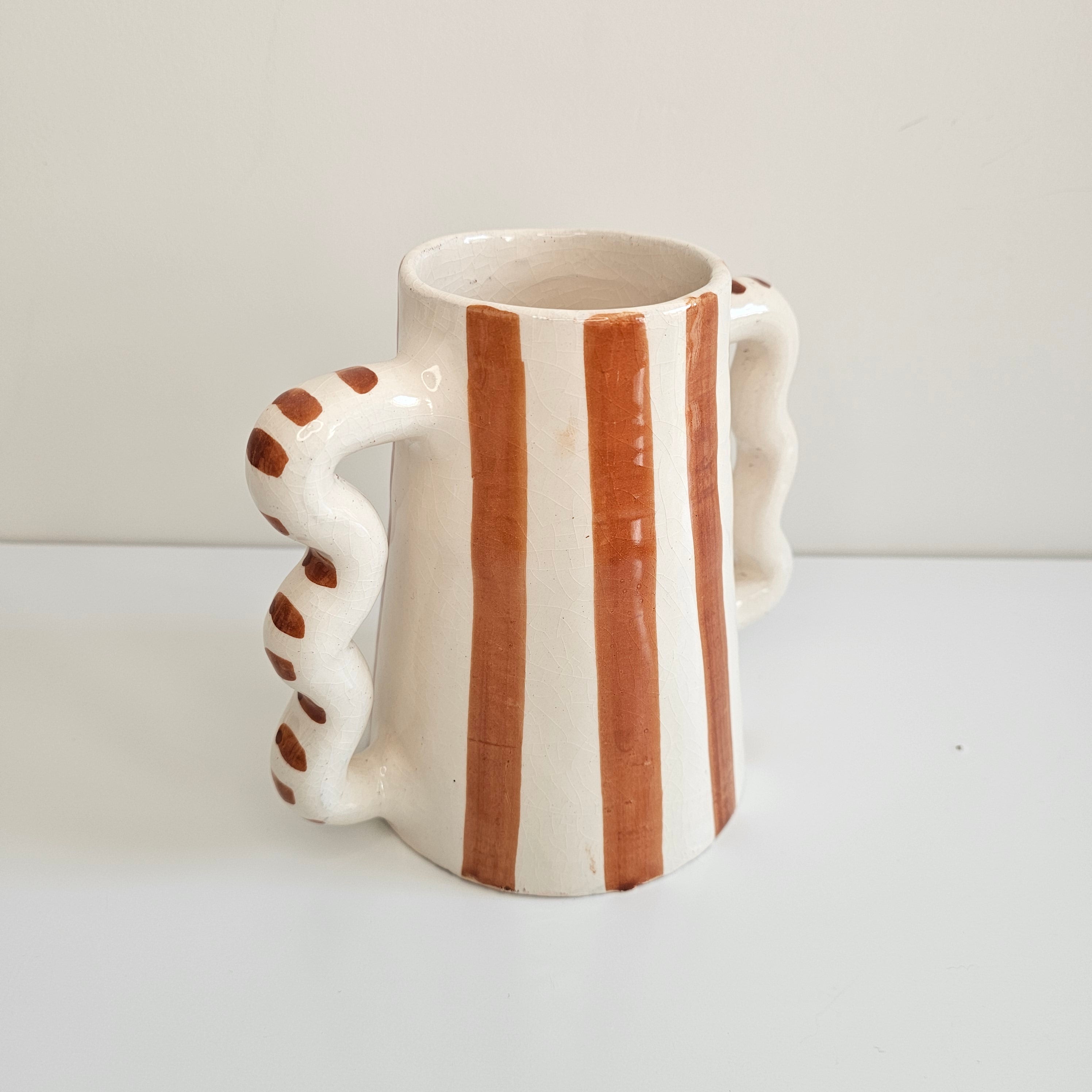Carafe ZigZag Amazigh — Pichet en Céramique Artisanale Rayée (600 ml)