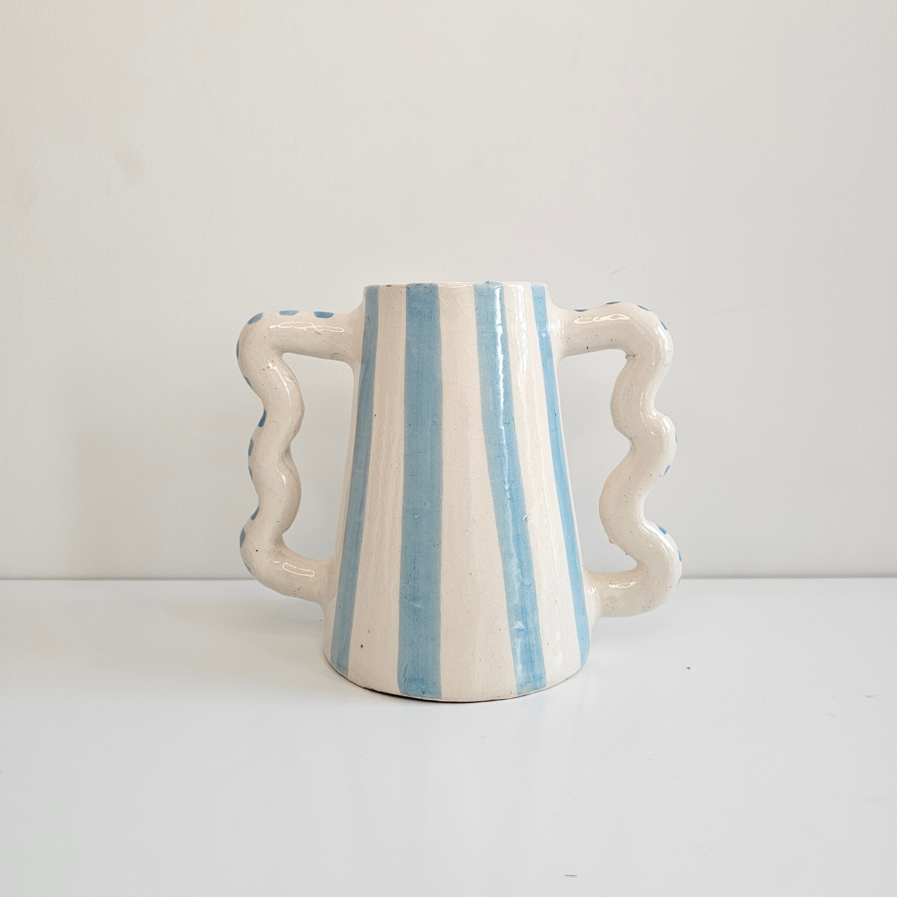 Carafe ZigZag Amazigh — Pichet en Céramique Artisanale Rayée (600 ml)