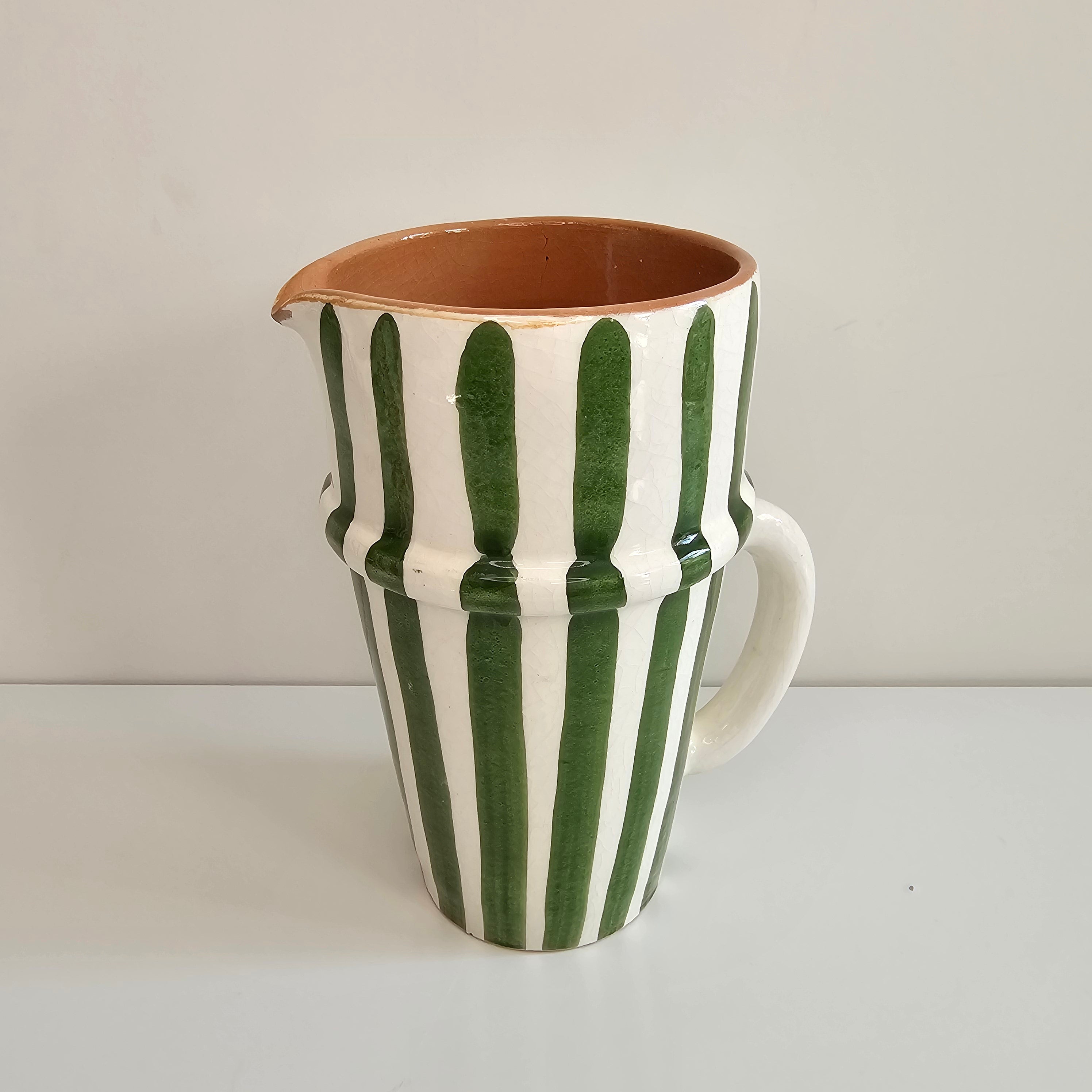 Carafe Tifinagh Stripes — Pichet en Céramique Artisanale Rayé (1200 ml)