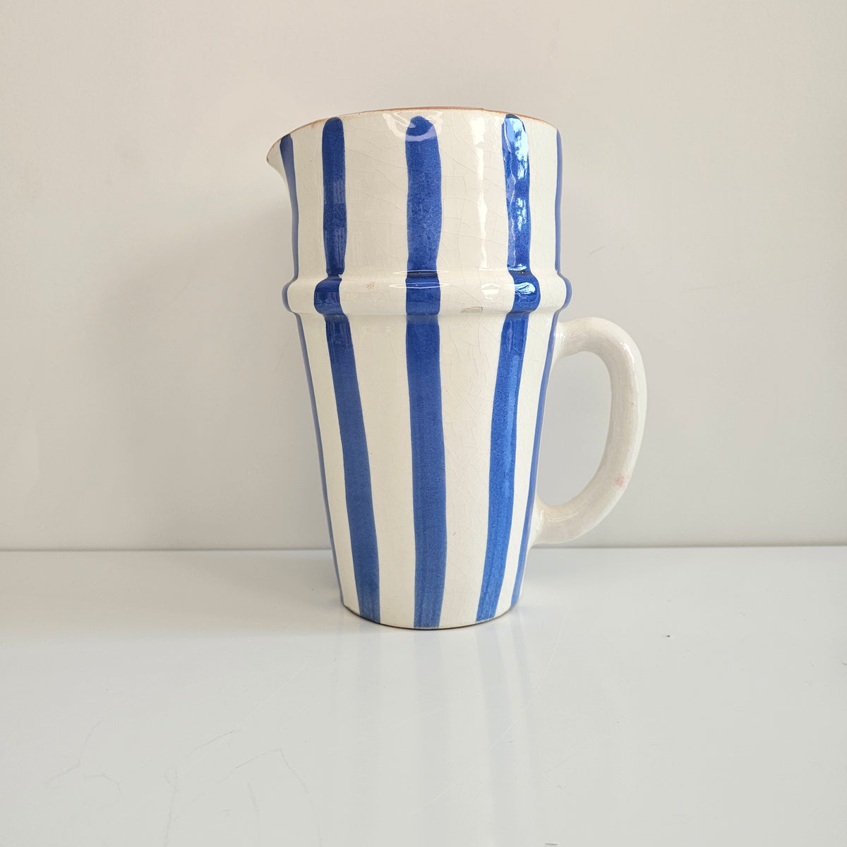 Carafe Tifinagh Stripes — Pichet en Céramique Artisanale Rayé (1200 ml)