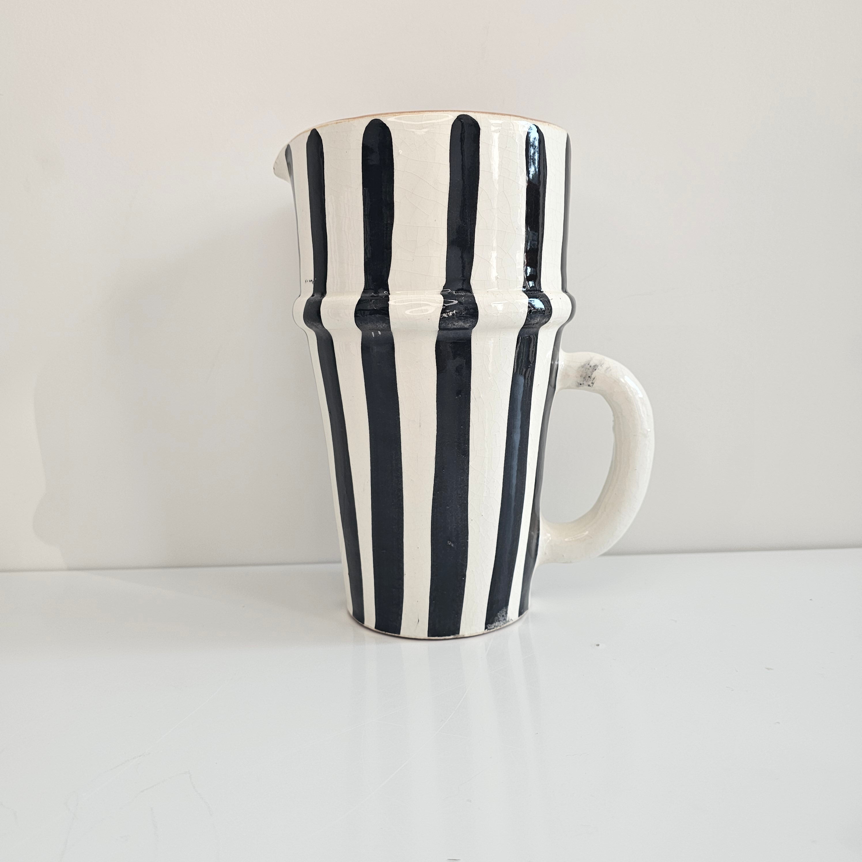 Carafe Tifinagh Stripes — Pichet en Céramique Artisanale Rayé (1200 ml)