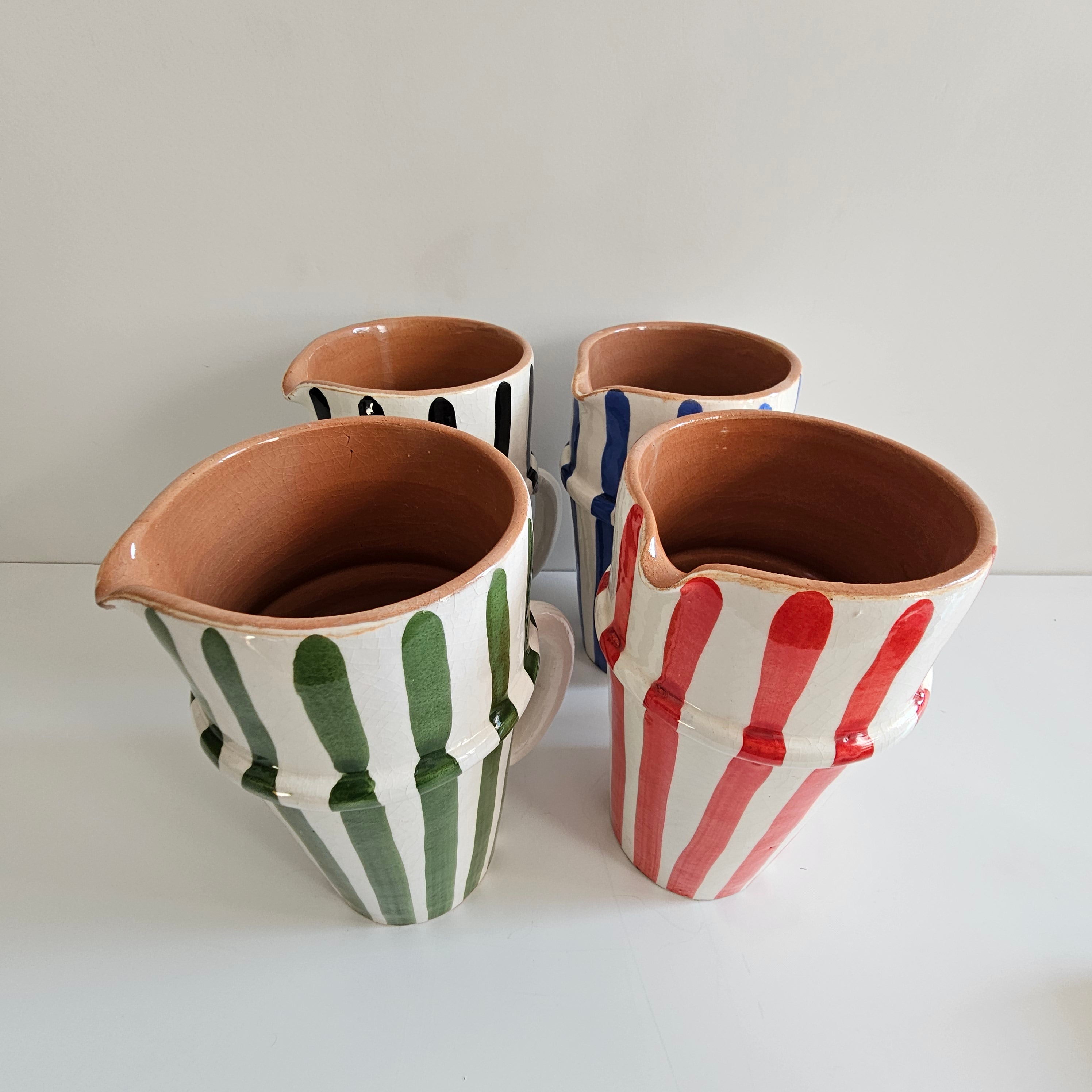 Carafe Tifinagh Stripes — Pichet en Céramique Artisanale Rayé (1200 ml)
